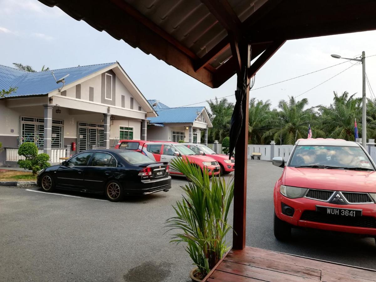 Hj Esmon Parit Raja Uthm Apartment