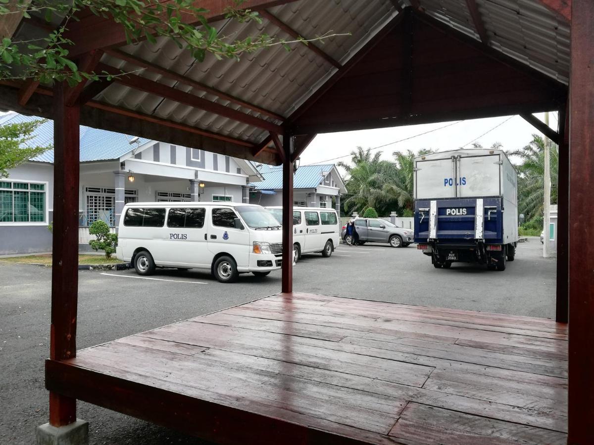 Hj Esmon Parit Raja Uthm Apartment