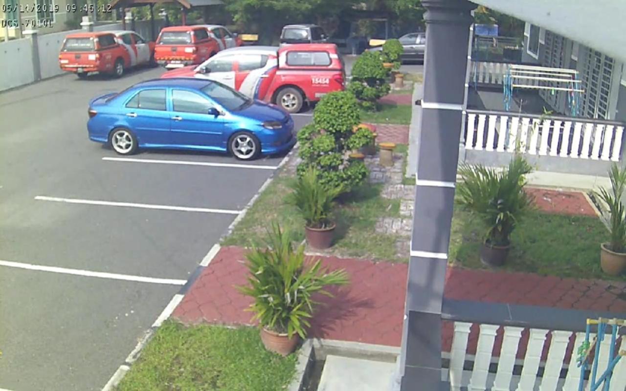 Hj Esmon Parit Raja Uthm Apartment *