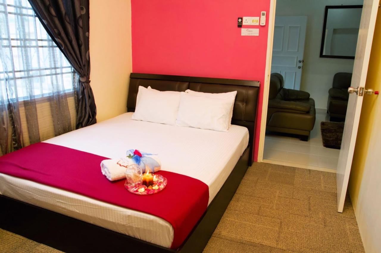 Hj Esmon Parit Raja Uthm Apartment *