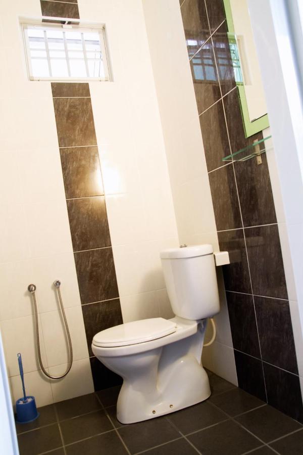 Hj Esmon Parit Raja Uthm Apartment Batu Pahat